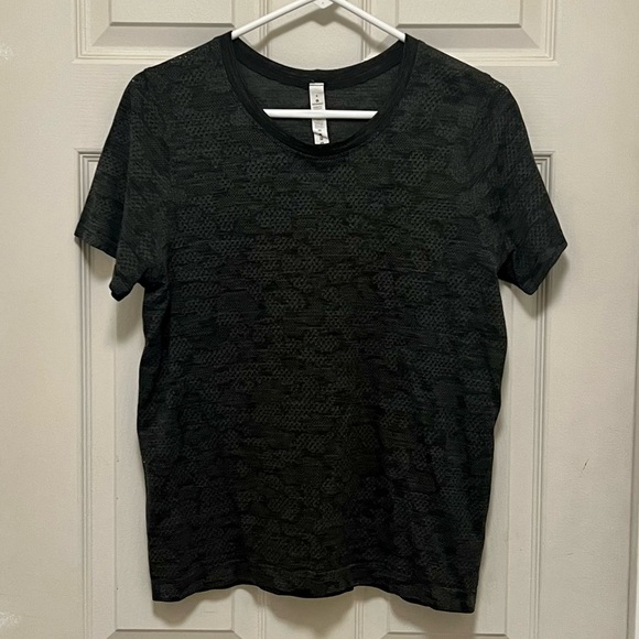 Lululemon Breeze by Short Sleeve in Polar Spots Titanium/Black. - Picture 4 of 6